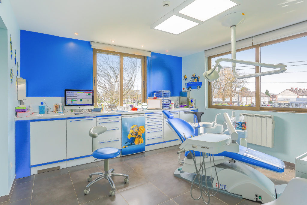 Salle de soins des enfants du cabinet d'orthodontie d'Abbeville, décor coloré