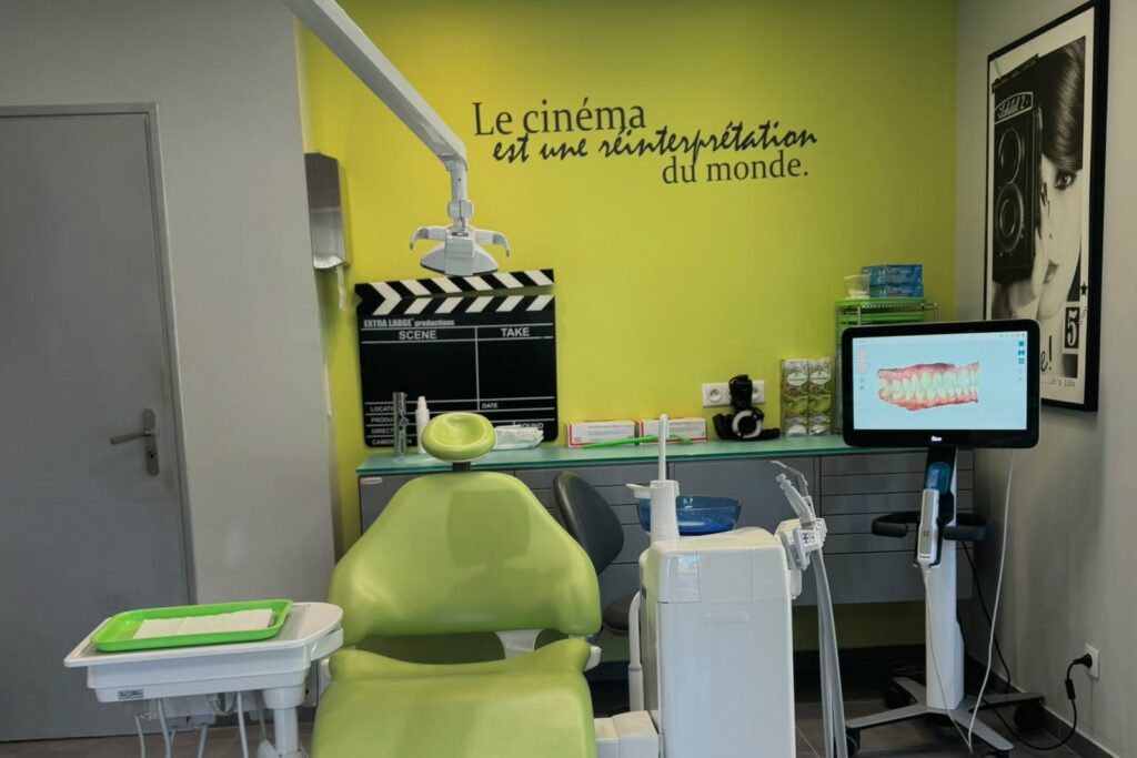 Salle de soins du cabinet d'orthodontie du Dr Kanarelis à Abbeville, fauteuil et scanner dentaire